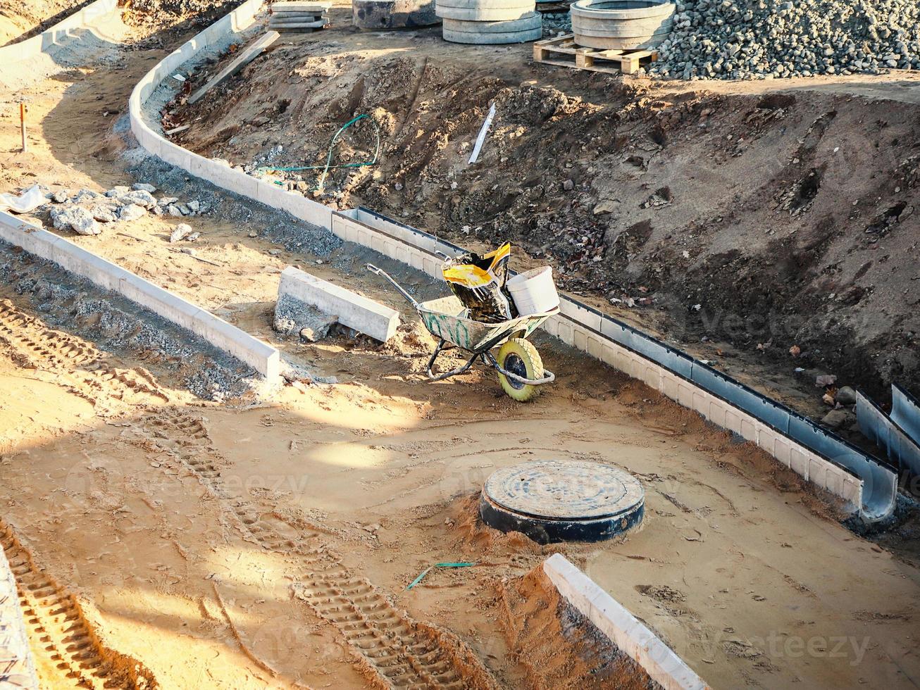 texturas del sitio de construcción de carreteras de arena con carro dejado solo con bolsa de papel amarilla foto