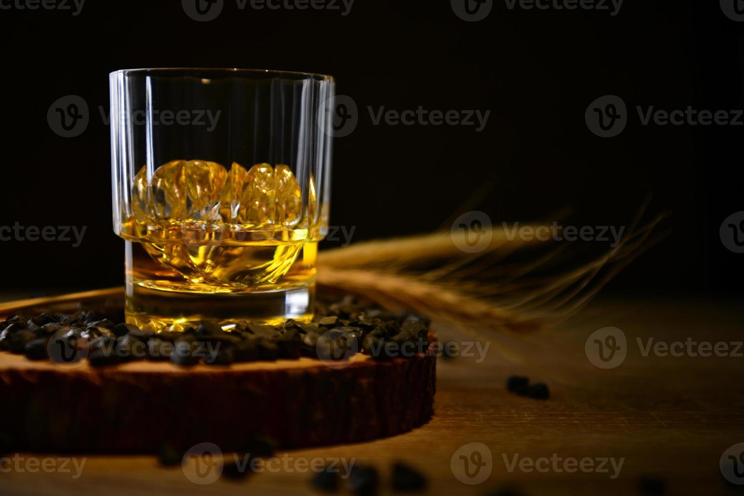 whisky hecho de malta y cebada y producido en escocia que este es el whisky escocés que es la bebida de whisky más popular. foto