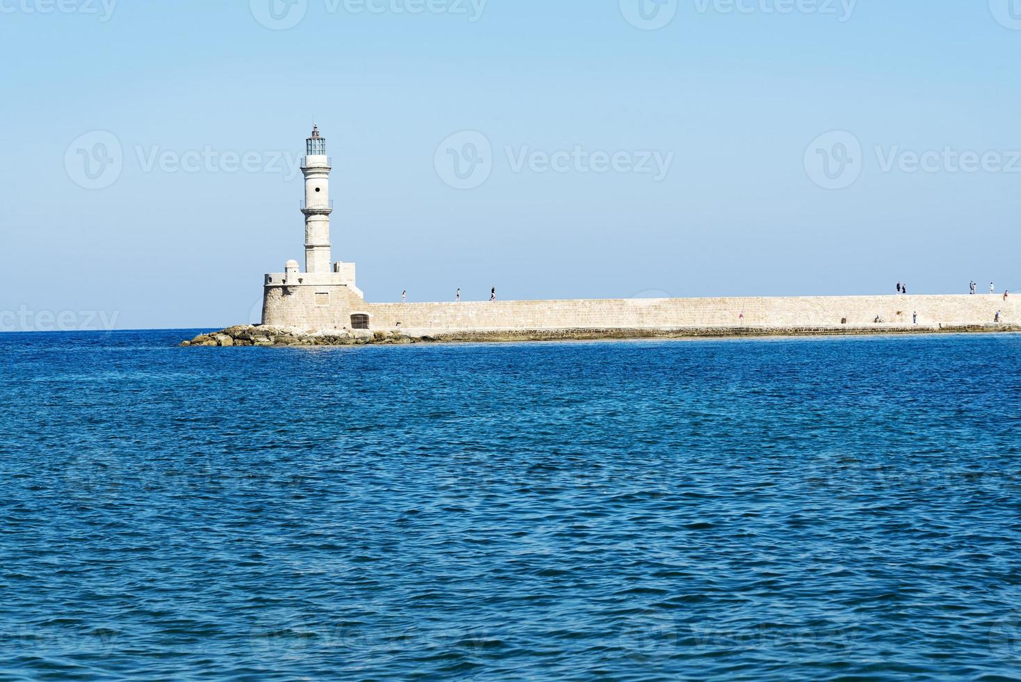 faro en la ciudad de chania. buen tiempo, soleado. foto