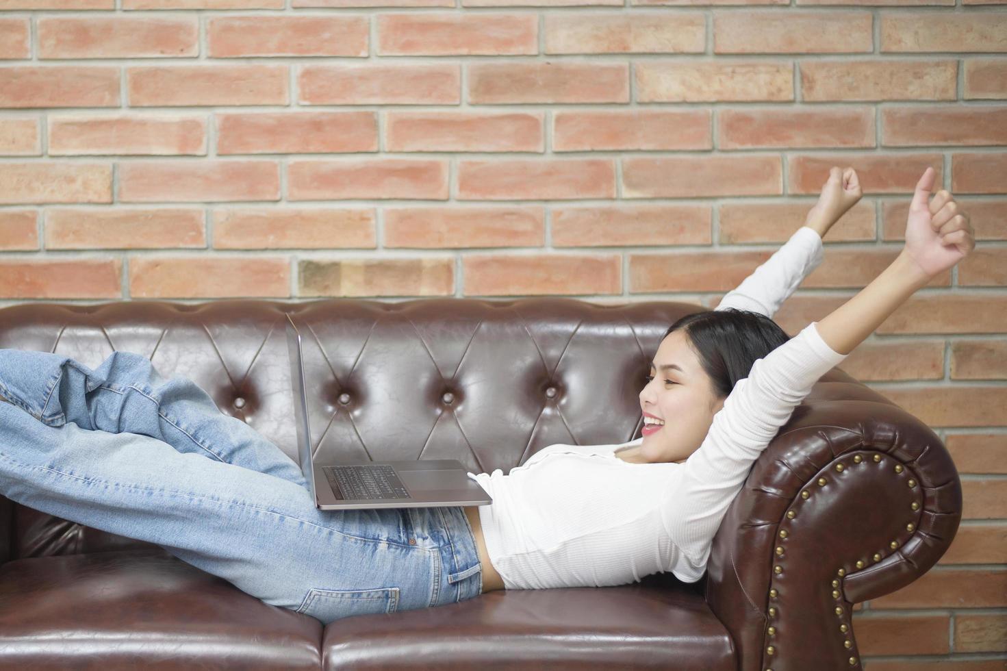 hermosa mujer está trabajando desde casa foto