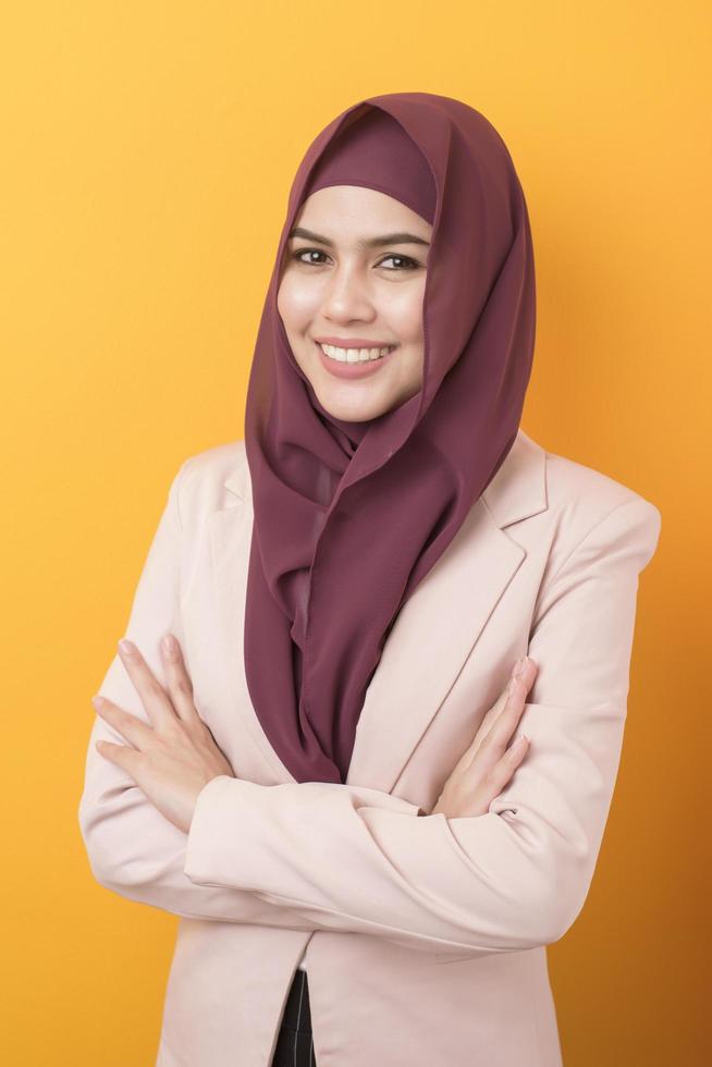 hermosa mujer de negocios con retrato de hiyab sobre fondo amarillo foto