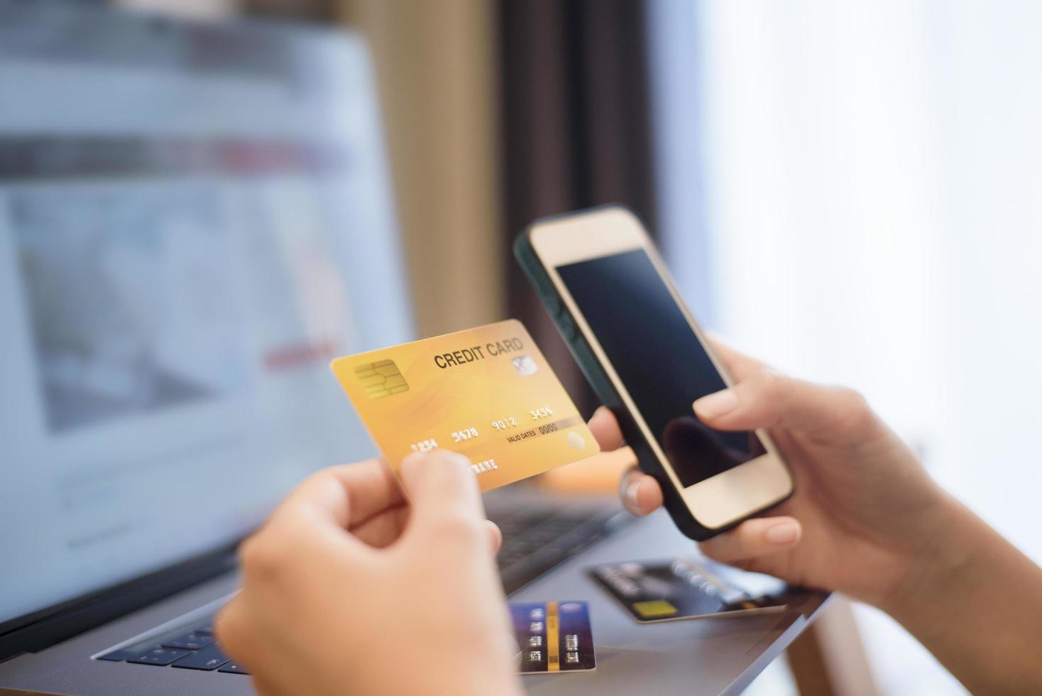 mano de mujer con tarjeta de crédito, compras en línea foto