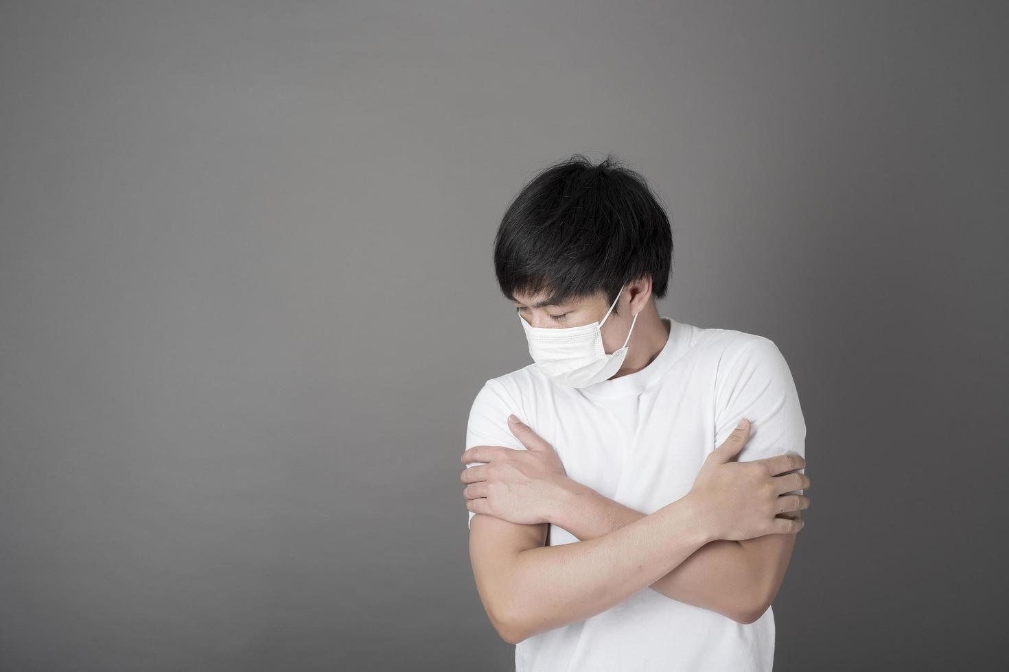 retrato de hombre con mascarilla quirúrgica en estudio, concepto de atención médica foto