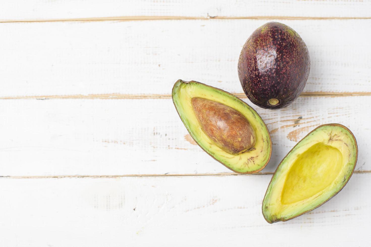 aguacate en mesa de madera blanca foto