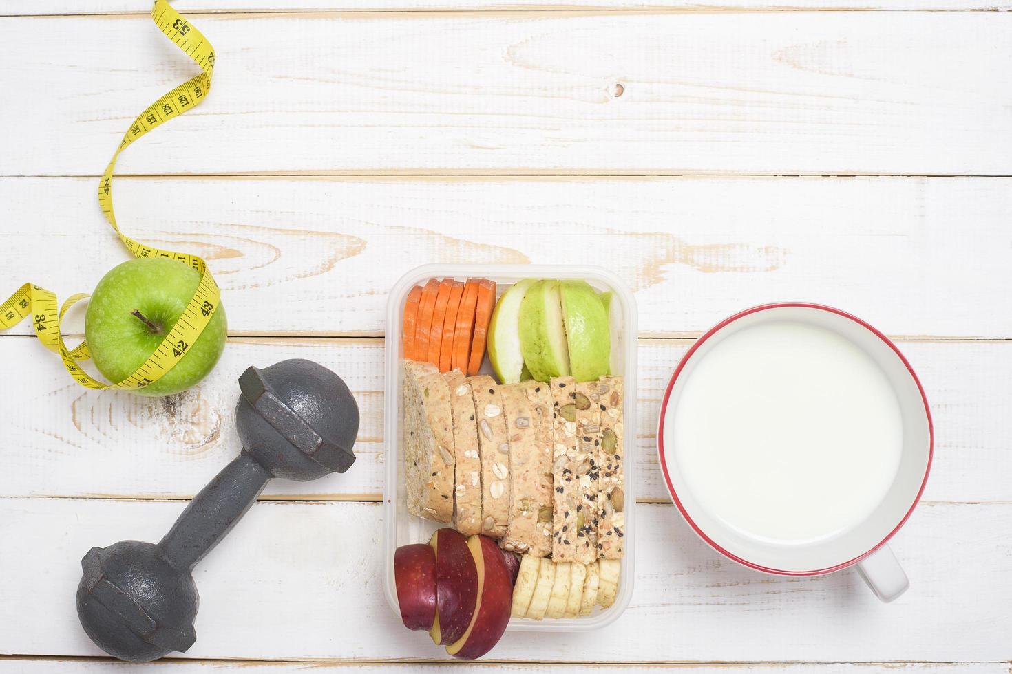 alimentos dietéticos para una alimentación saludable sobre fondo blanco de madera foto