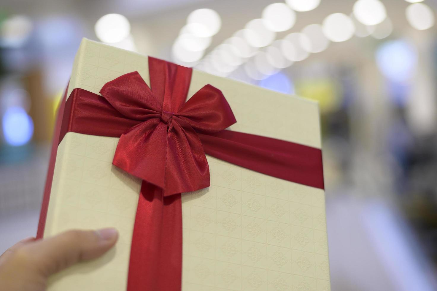 primer plano de la caja de regalo en el fondo del centro comercial, concepto de acción de gracias y navidad. foto