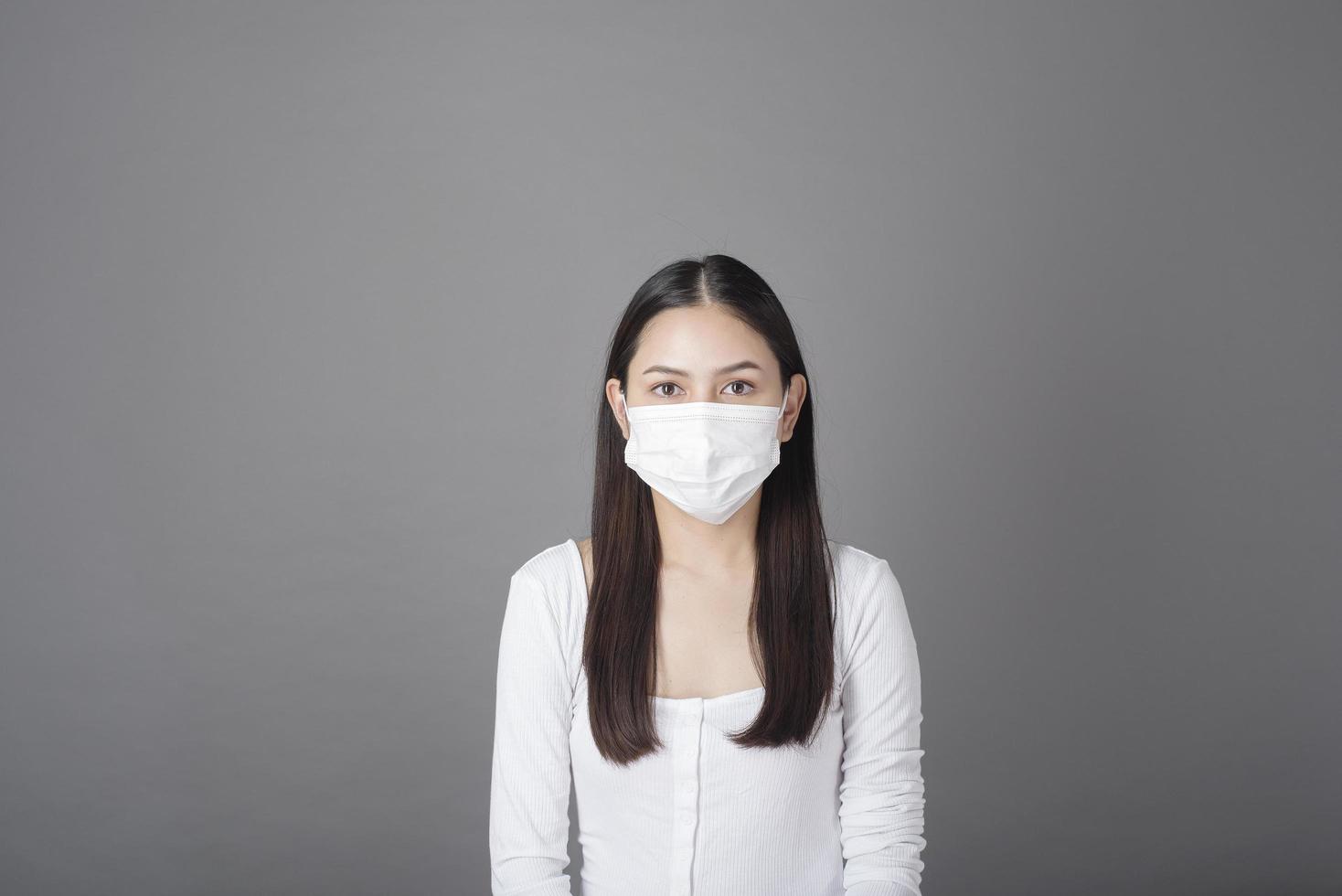 retrato de mujer con mascarilla quirúrgica en estudio, concepto de atención médica foto