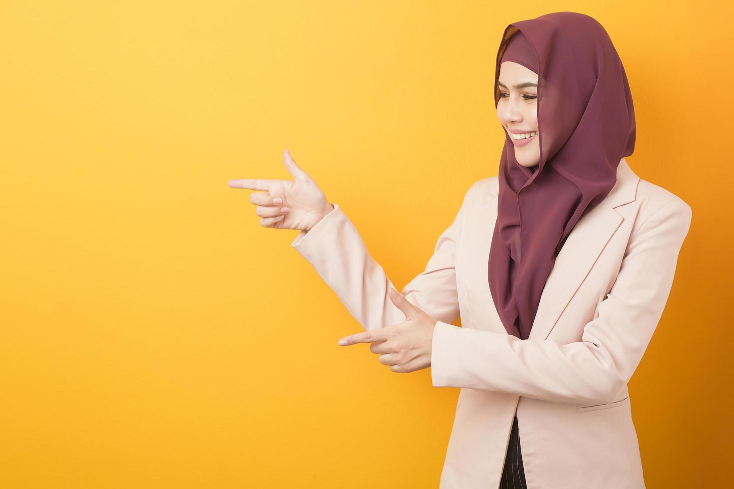 hermosa mujer de negocios con retrato de hiyab sobre fondo amarillo foto