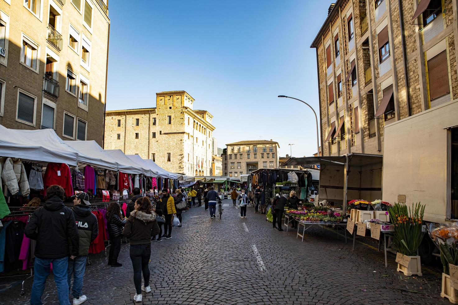 mercado semanal en la ciudad de terni foto