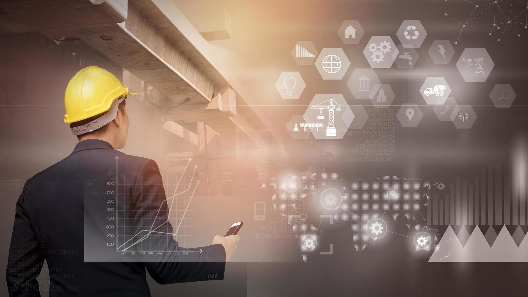 gerente de ingeniería usando un teléfono inteligente con íconos industriales de arquitectura digital en pantalla virtual. concepto de arquitecto de tecnología futurista foto