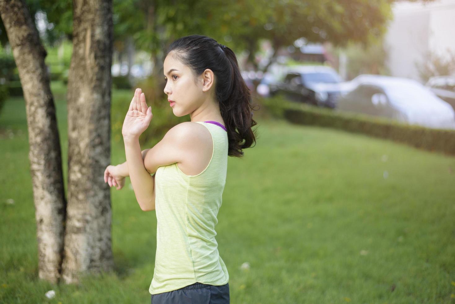 la mujer está entrenando al aire libre foto