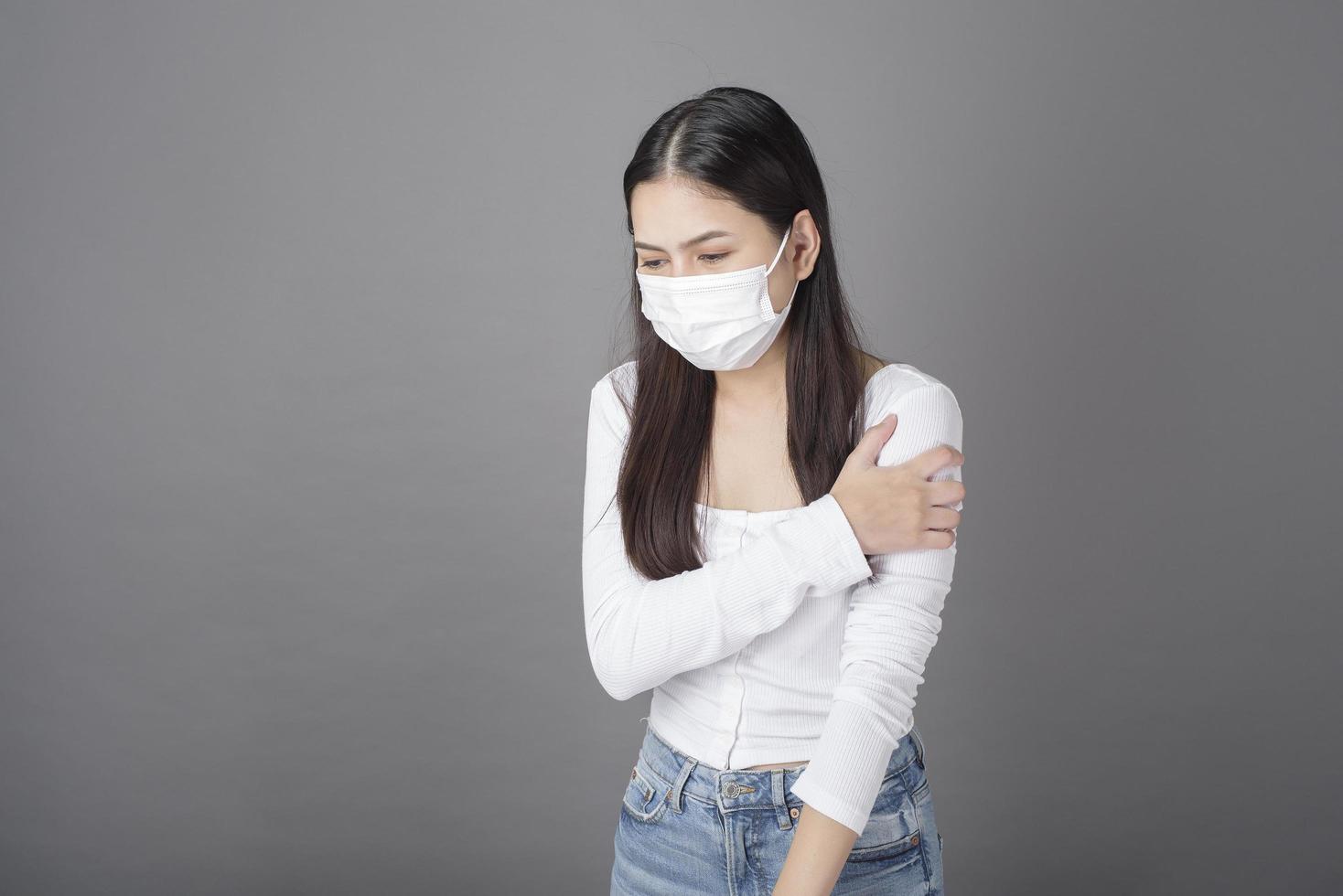 retrato de mujer con mascarilla quirúrgica en estudio, concepto de atención médica foto