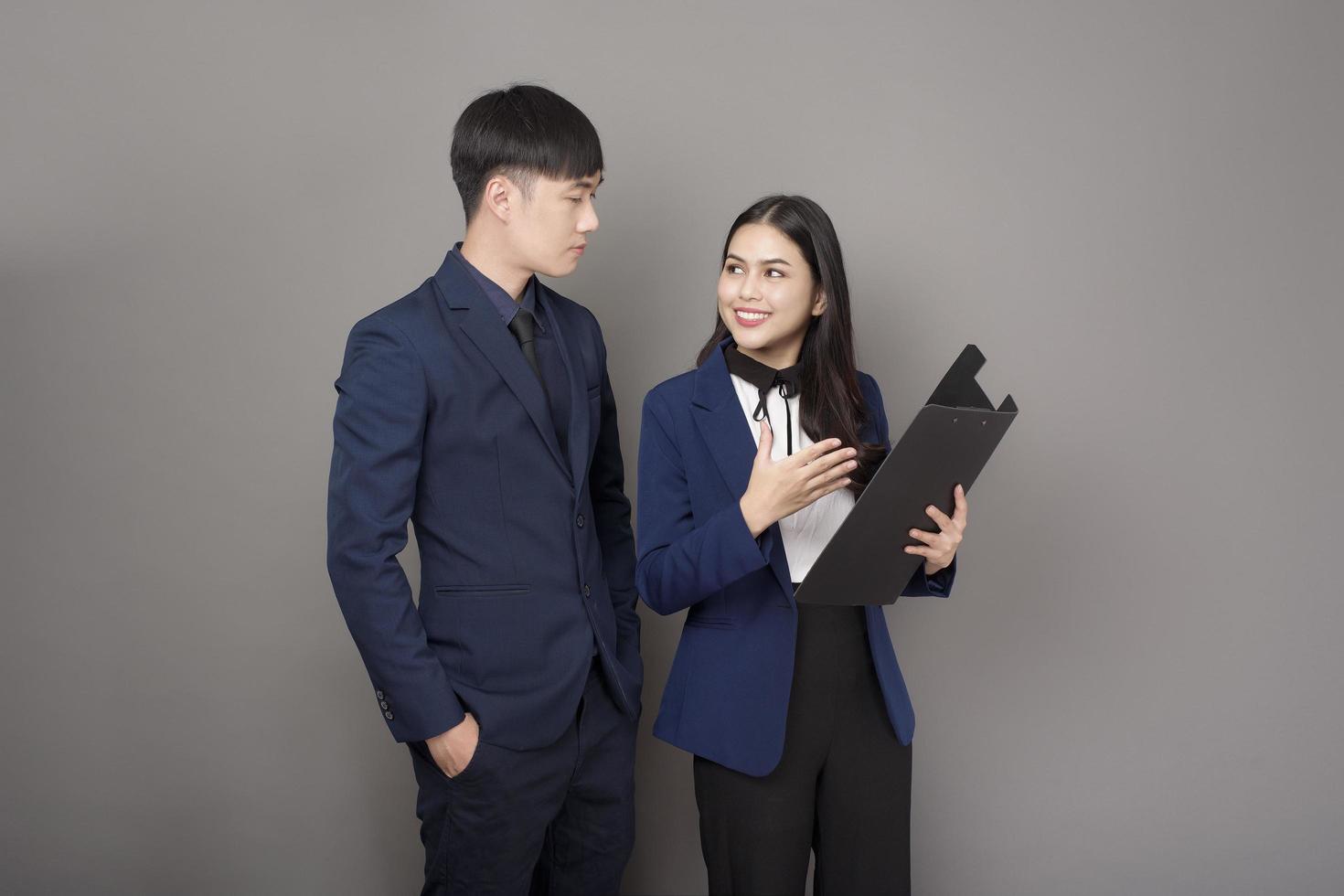 retrato de un hombre de negocios y una mujer de negocios consultora profesional en el estudio foto