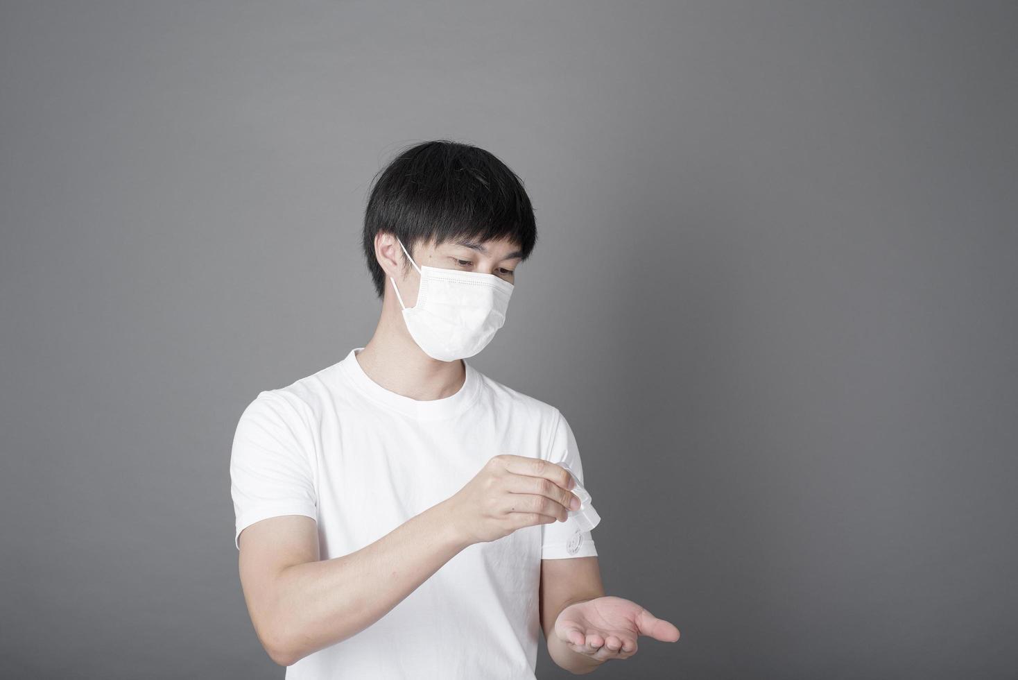 retrato de hombre desinfectando las manos con gel de alcohol, concepto de atención médica foto