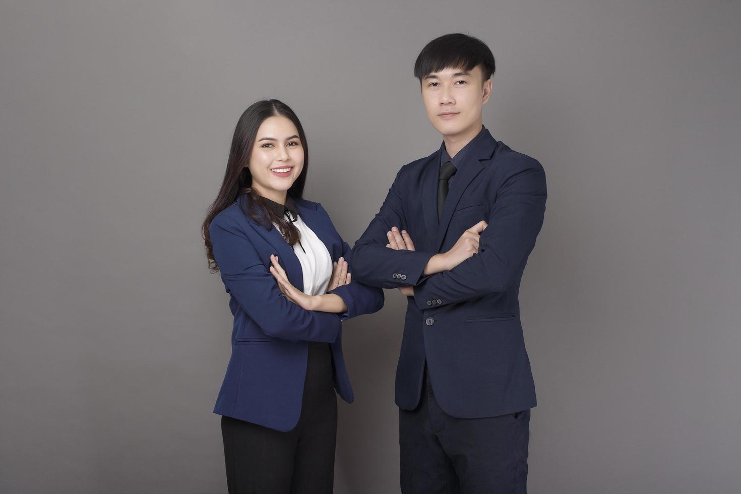 retrato de jóvenes empresarios de confianza asiáticos sobre fondo gris foto