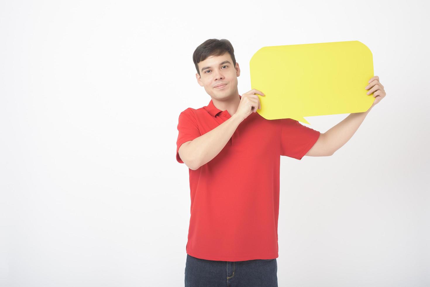 un hombre caucásico de mediana edad está sosteniendo un discurso vacío amarillo sobre fondo blanco foto