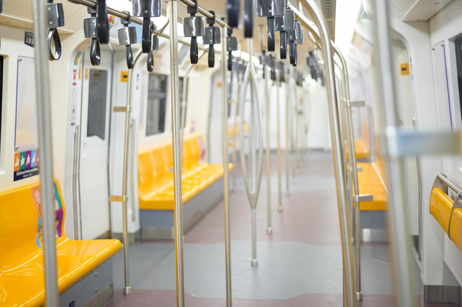 interior vacío de los asientos de los pasajeros en el metro. foto