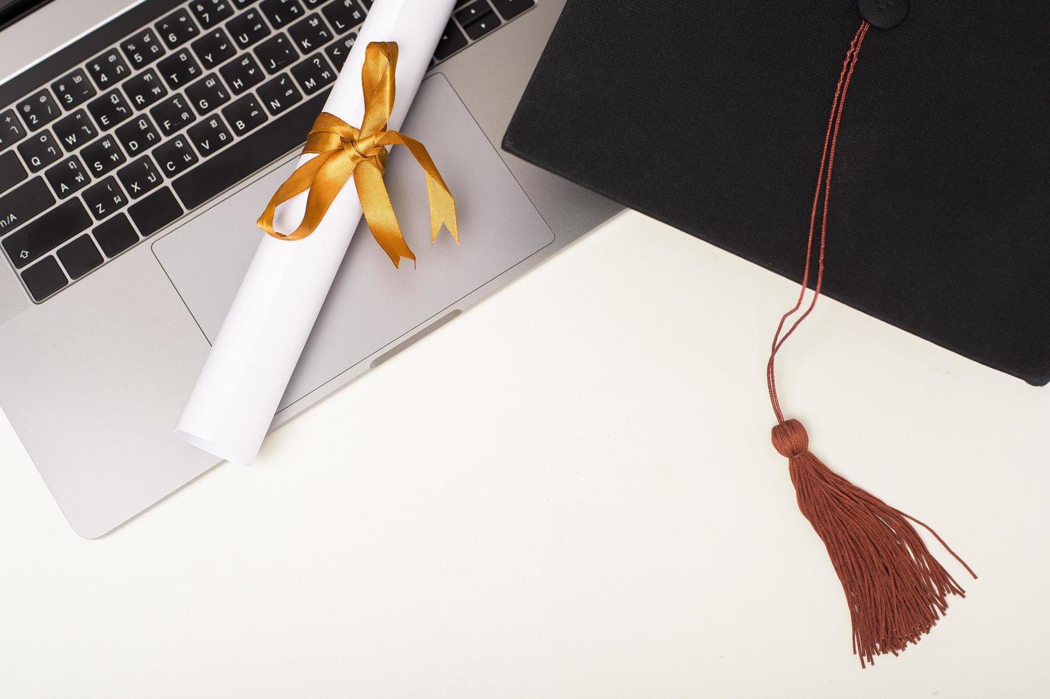 gorra de graduación con computadora portátil, concepto de educación en línea foto