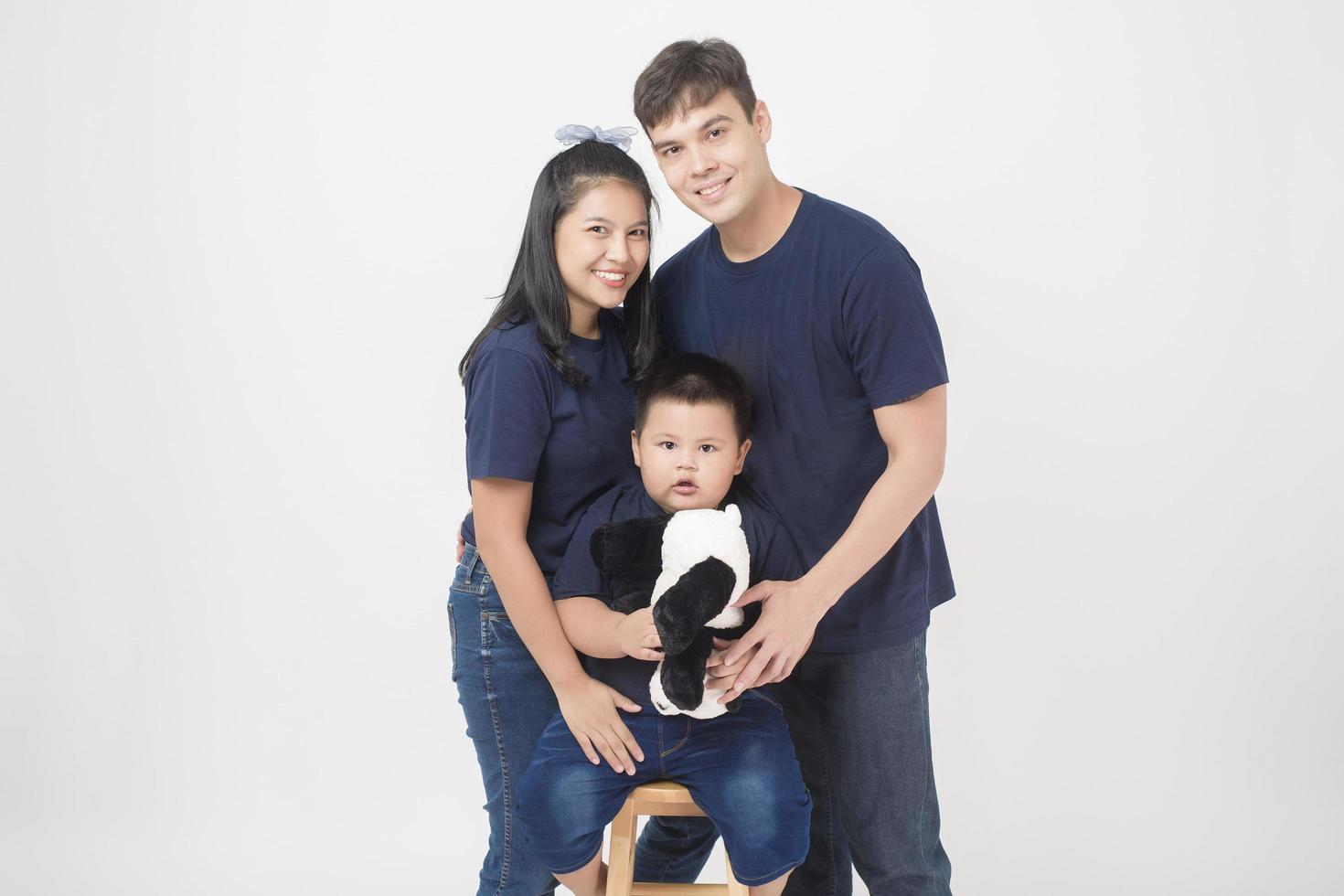 la familia asiática feliz disfruta con su hijo en el estudio foto