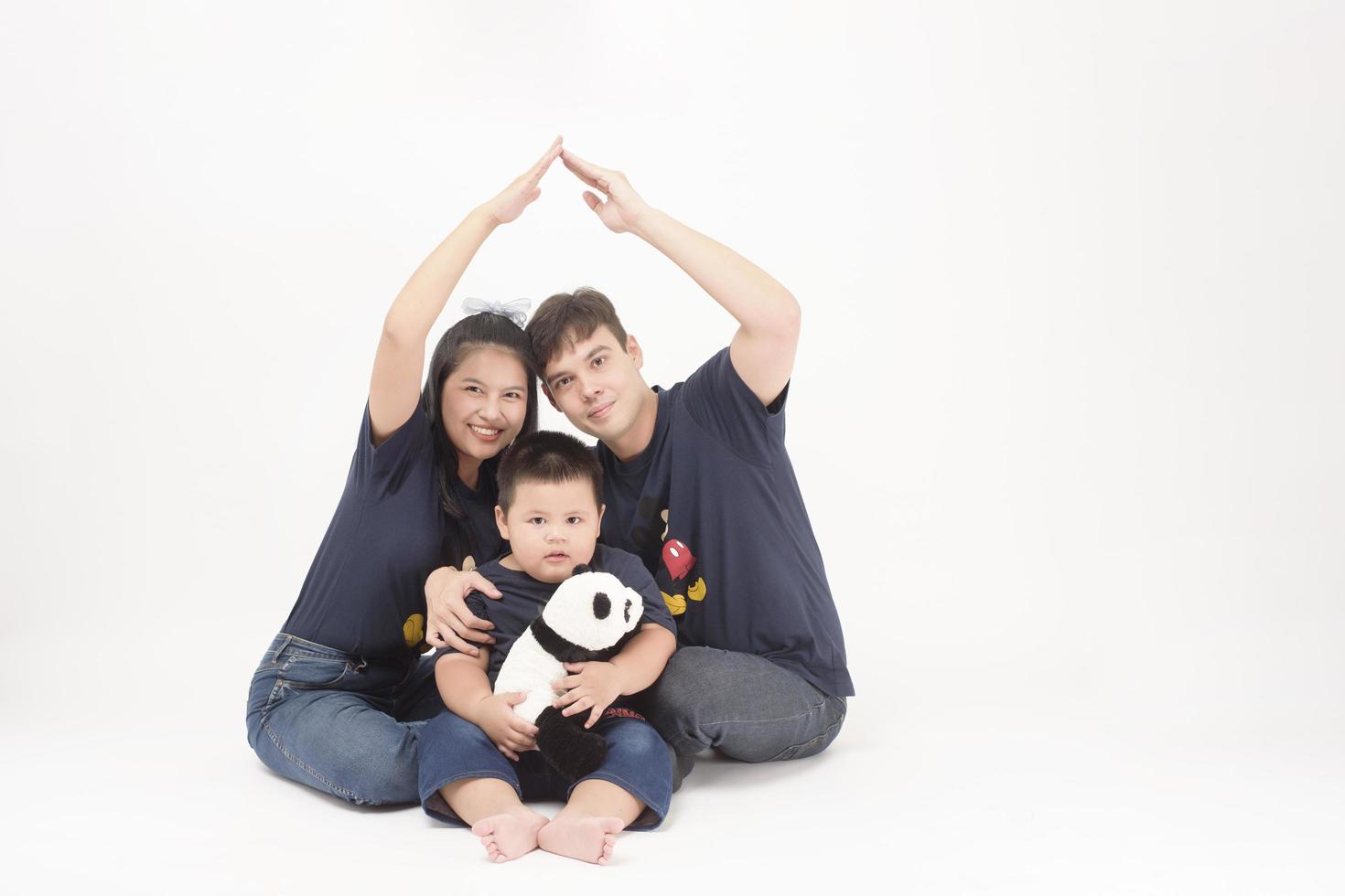 retrato de familia feliz sobre fondo blanco, concepto de seguridad en el hogar foto