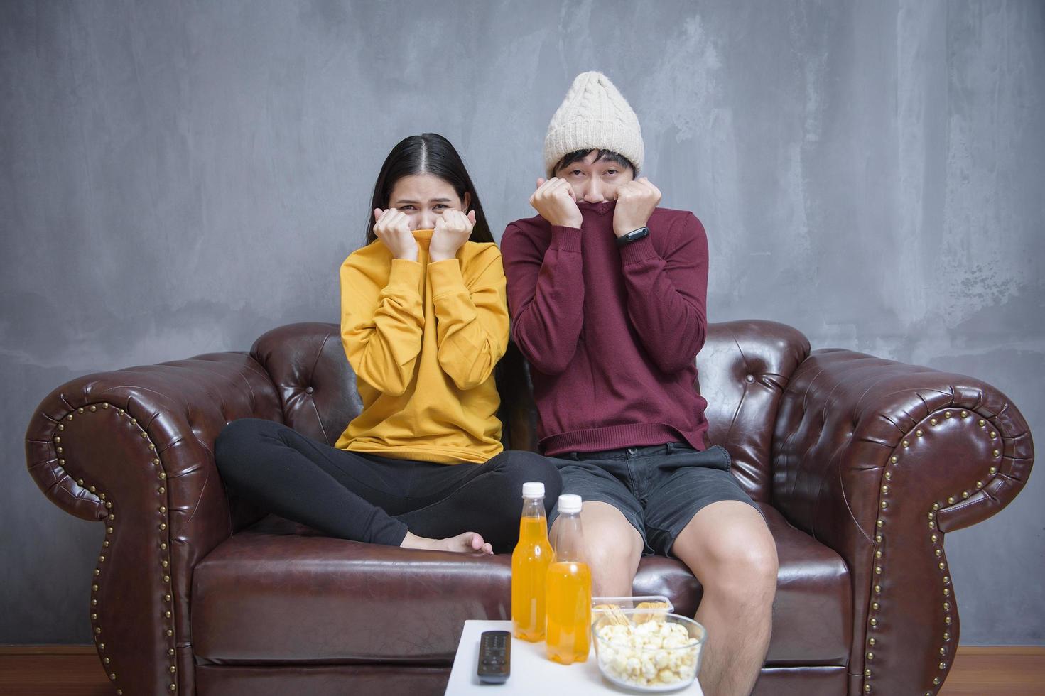 pareja feliz quedarse en casa viendo películas foto