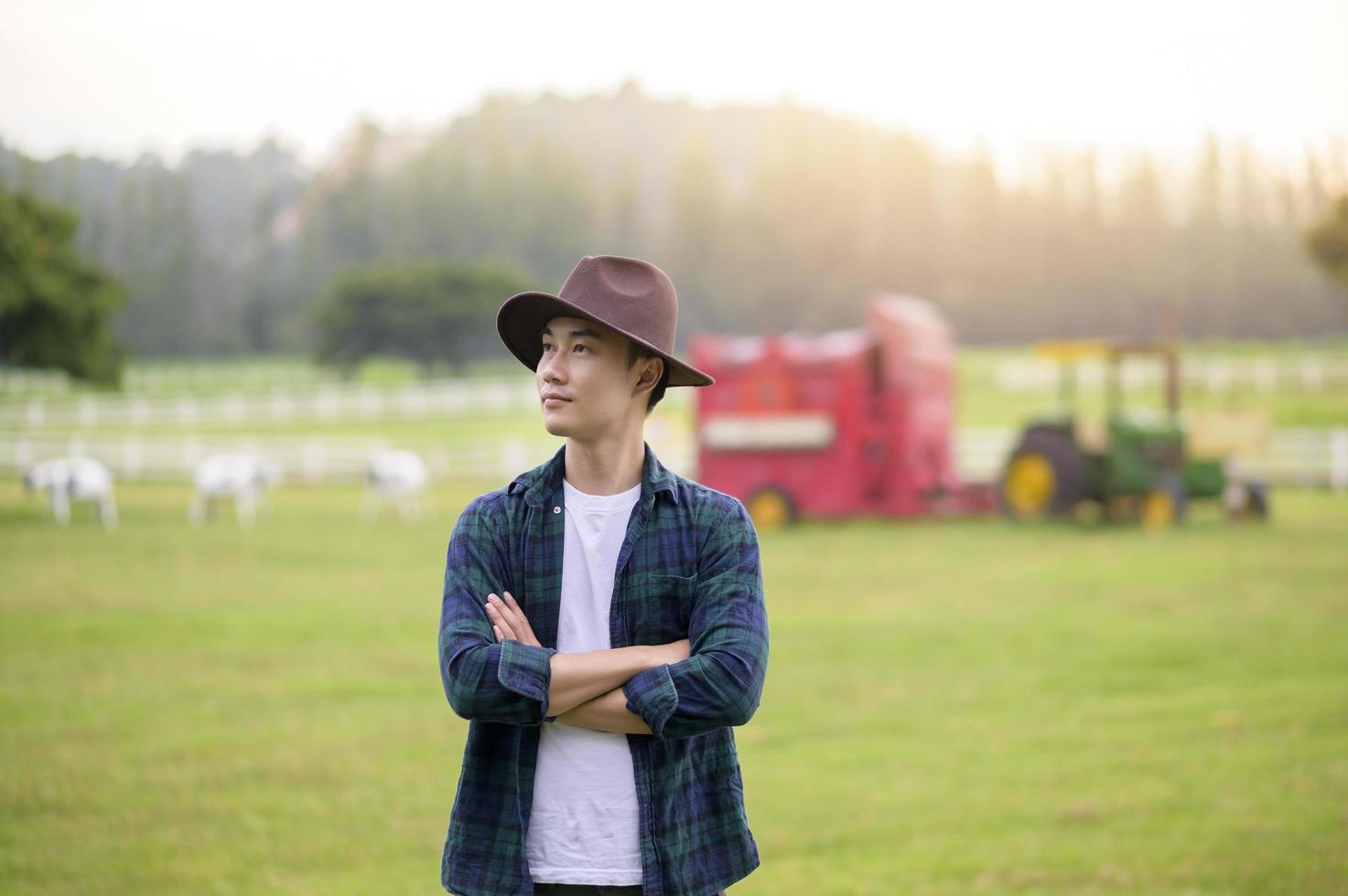 un joven agricultor que trabaja en un hermoso paisaje de campo al amanecer foto