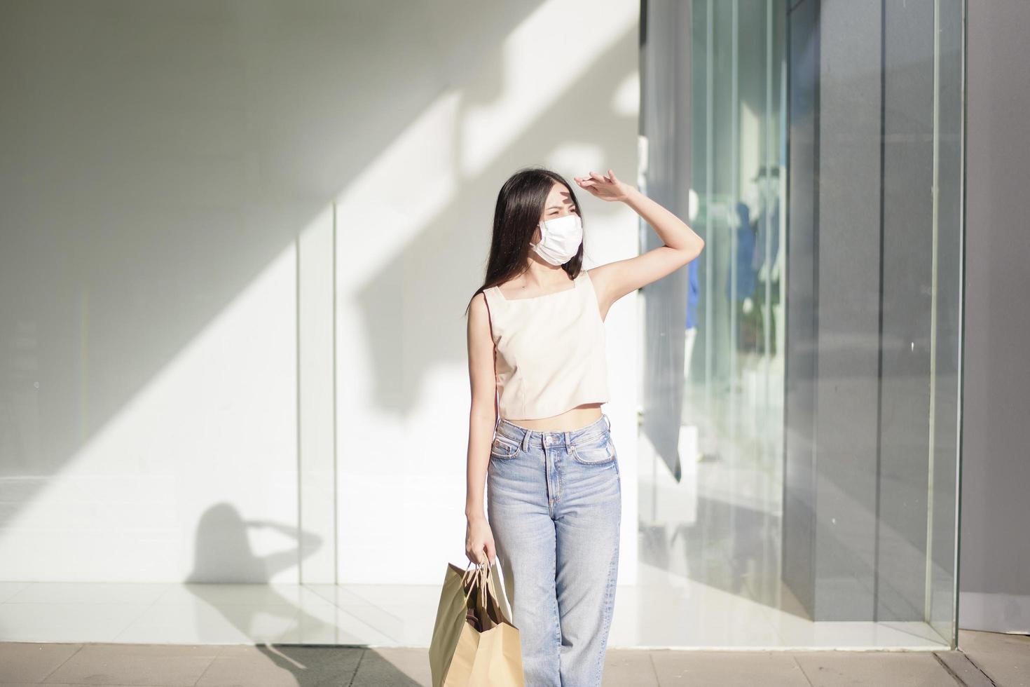 retrato de mujer hermosa lleva mascarilla en el centro comercial foto