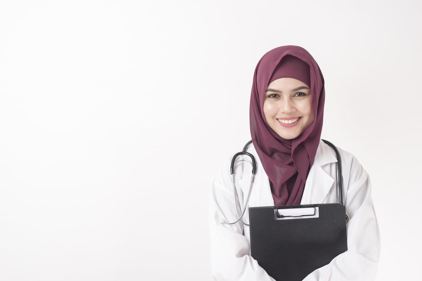 hermosa mujer doctora con hijab retrato sobre fondo blanco foto