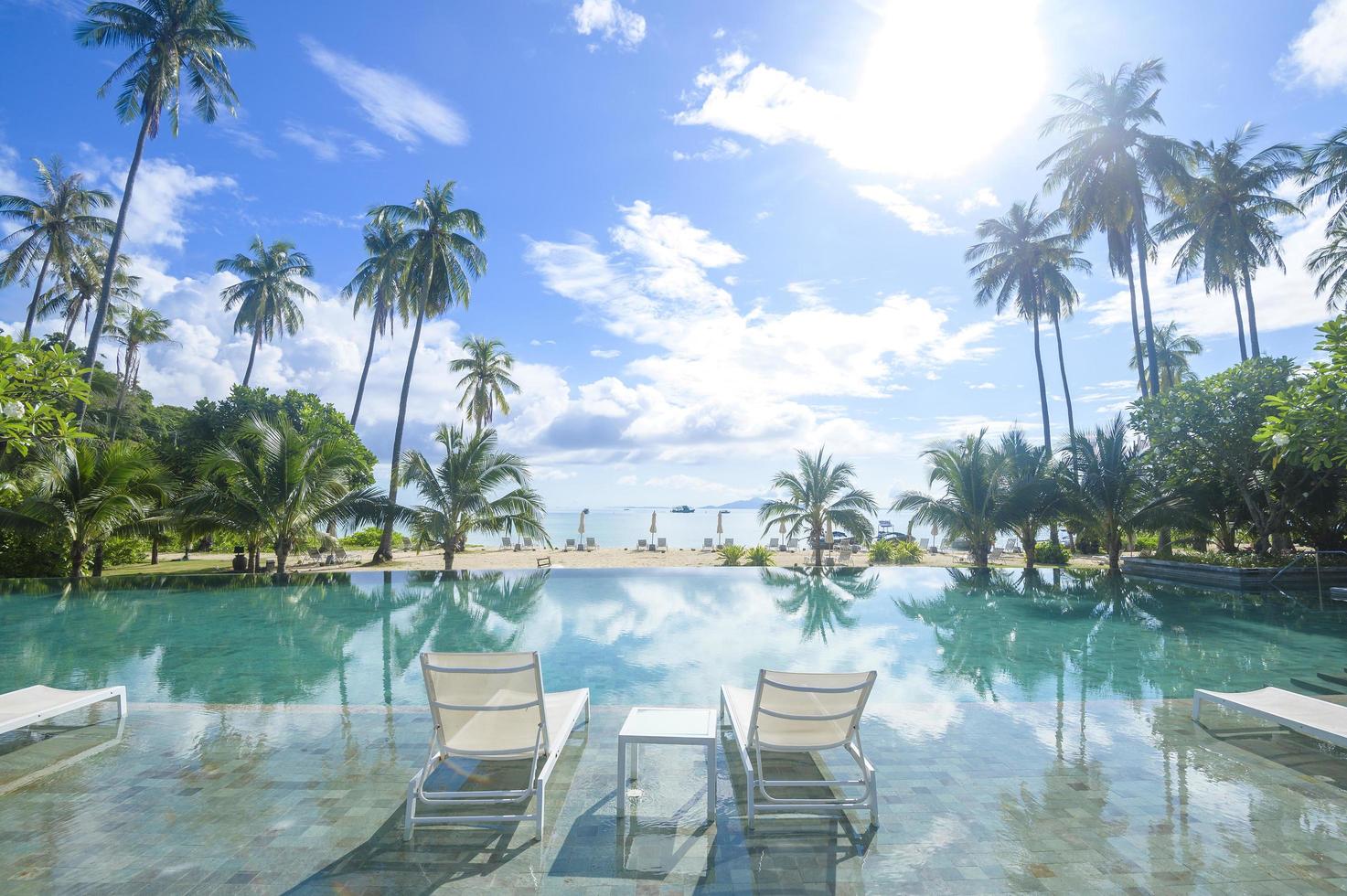 hermosa vista de la piscina con jardín tropical verde en un acogedor resort, isla phi phi, tailandia foto