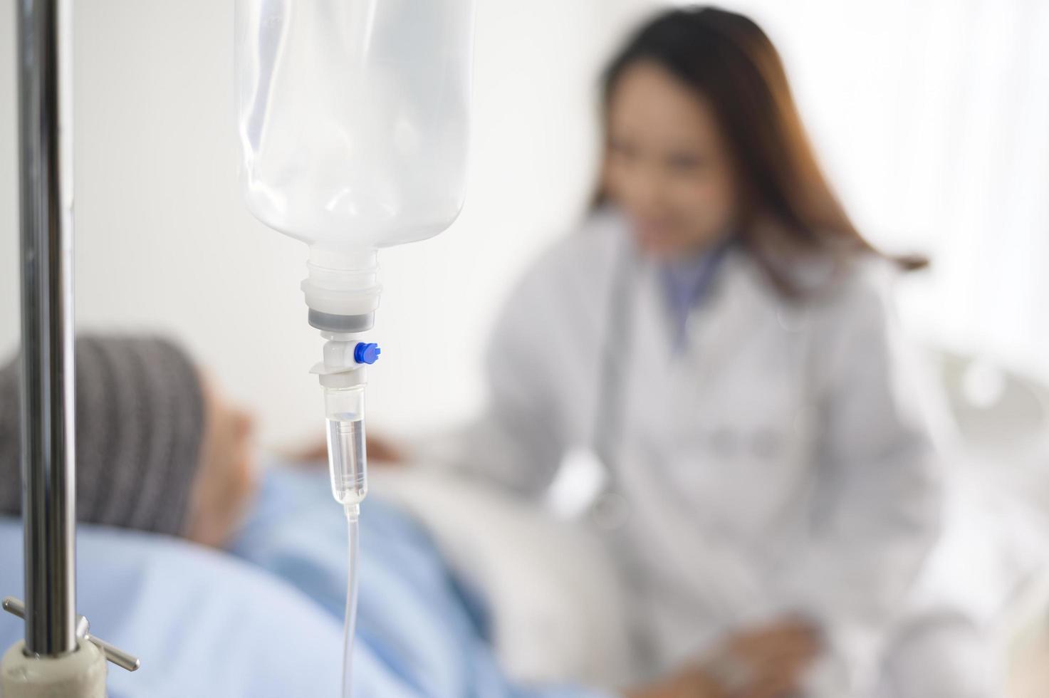 mujer paciente con cáncer que usa pañuelo en la cabeza después de consultar con quimioterapia y visitar al médico en el hospital. foto