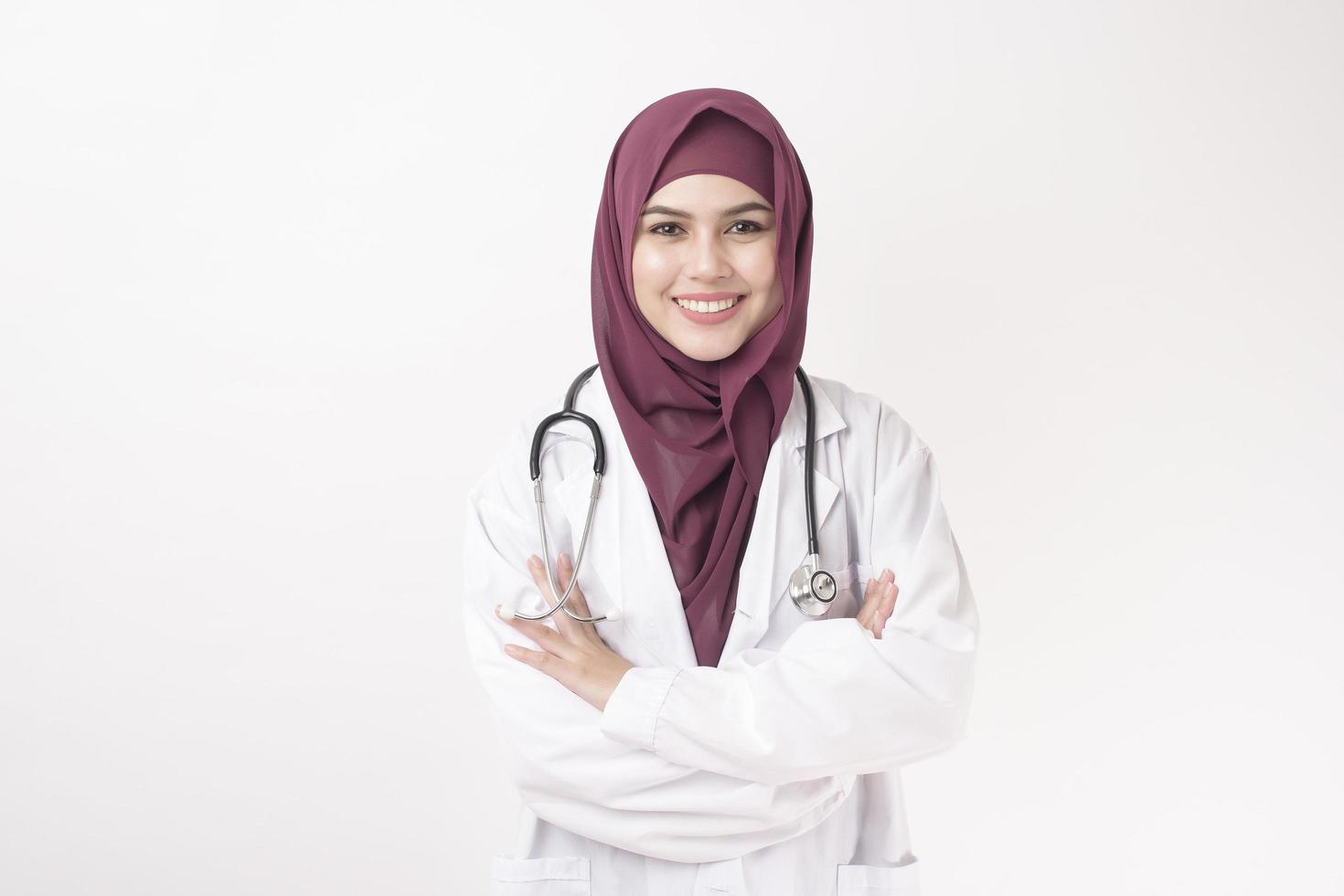 hermosa mujer doctora con hijab retrato sobre fondo blanco foto
