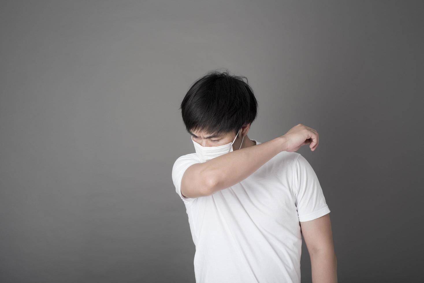 retrato de hombre con mascarilla quirúrgica en estudio, concepto de atención médica foto