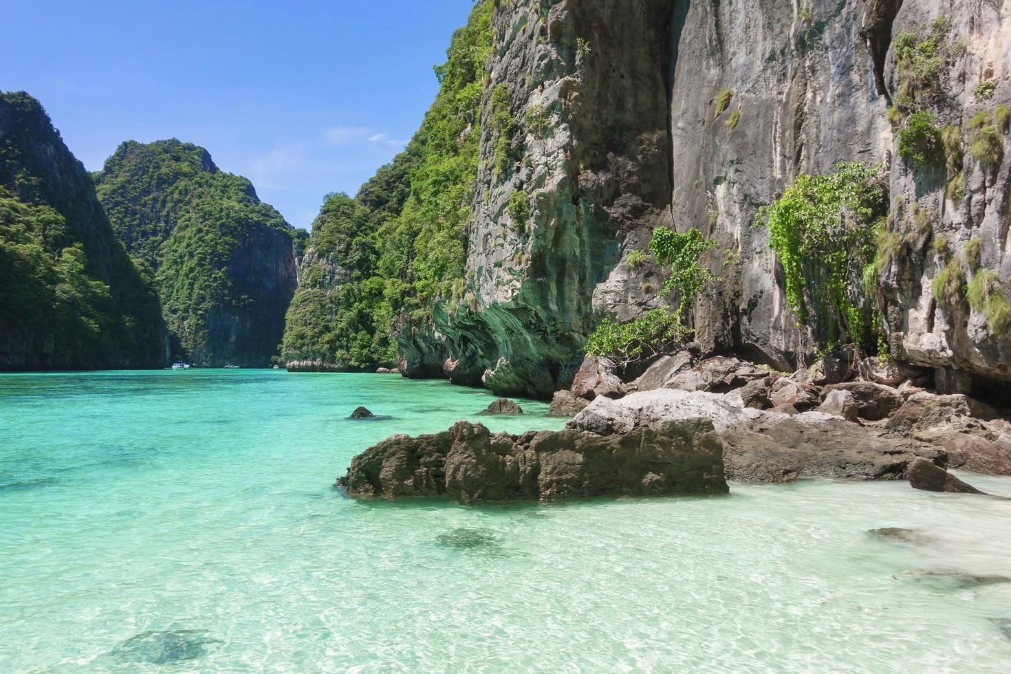 hermosa vista del paisaje de la playa tropical, mar esmeralda y arena blanca contra el cielo azul, bahía maya en la isla phi phi, tailandia foto