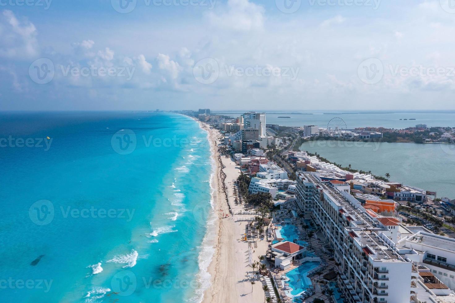 vista aérea de la playa punta norte, cancún, méxico. foto