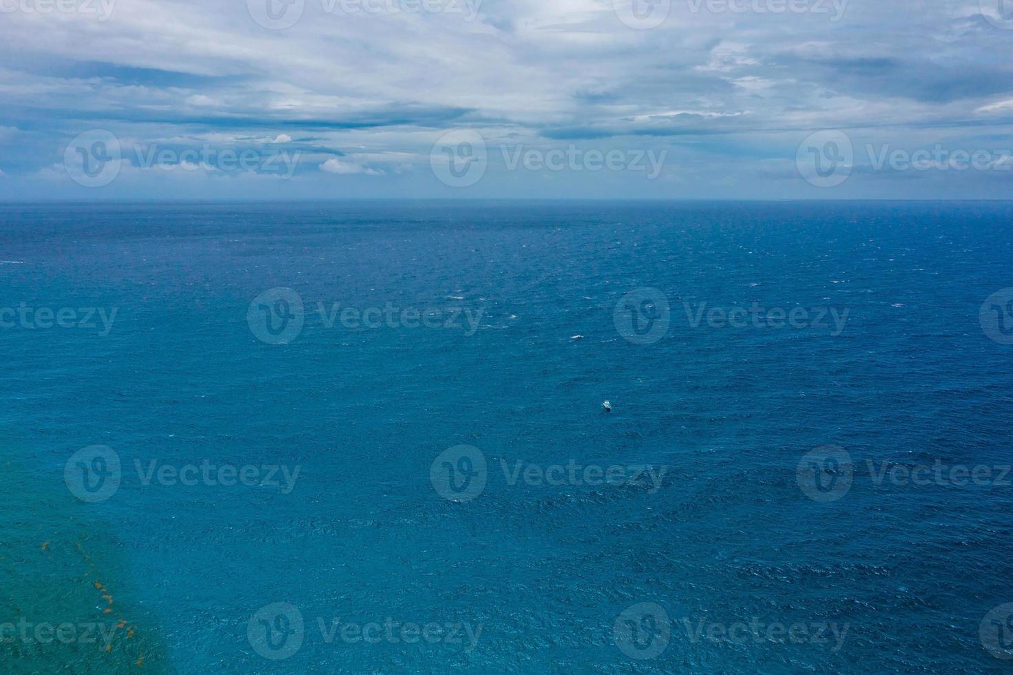 textura de mar azul turquesa con olas y espuma. foto