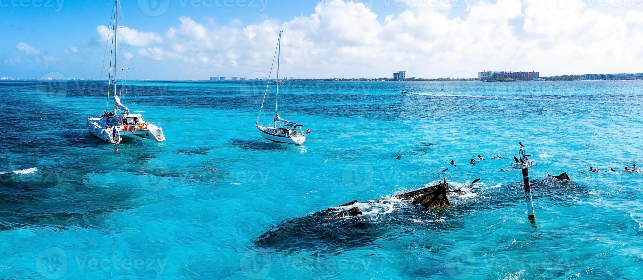 gente buceando alrededor del naufragio cerca de cancún en el mar caribe. foto