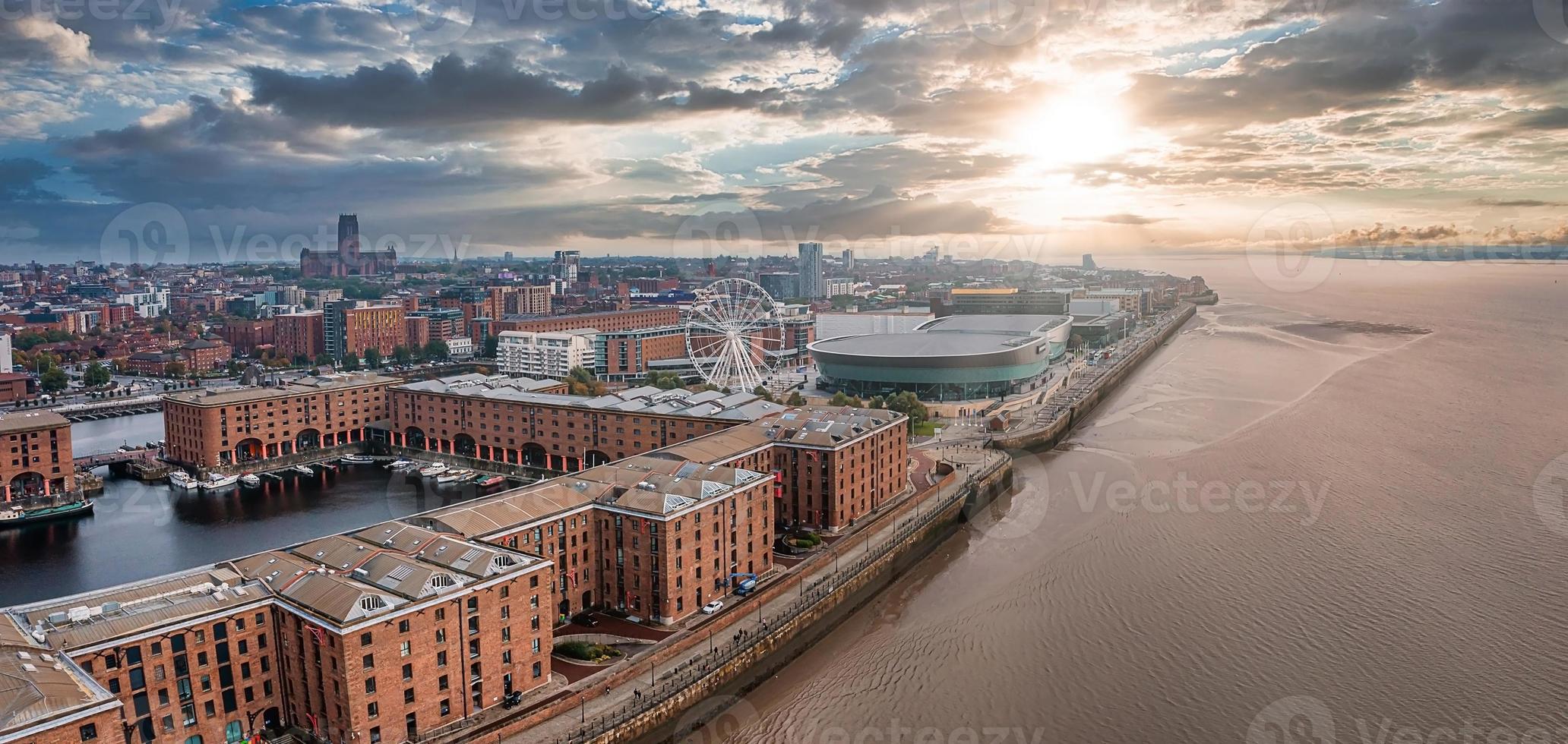 hermoso panorama de la costa de liverpool al atardecer. foto