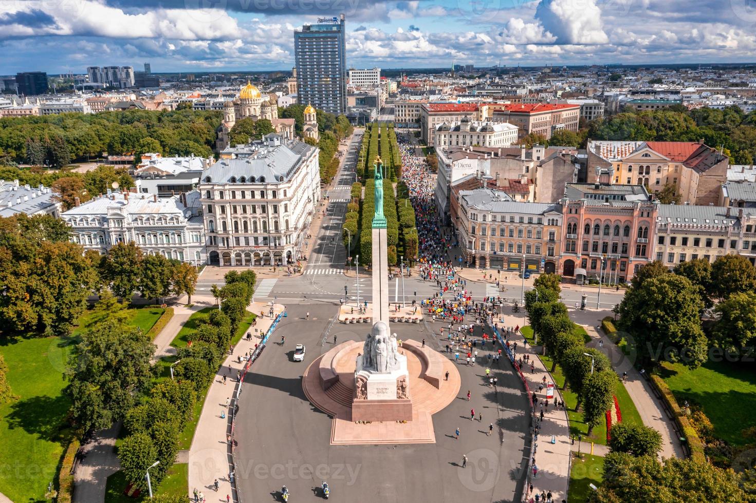 gente corriendo el maratón internacional de rimi riga foto