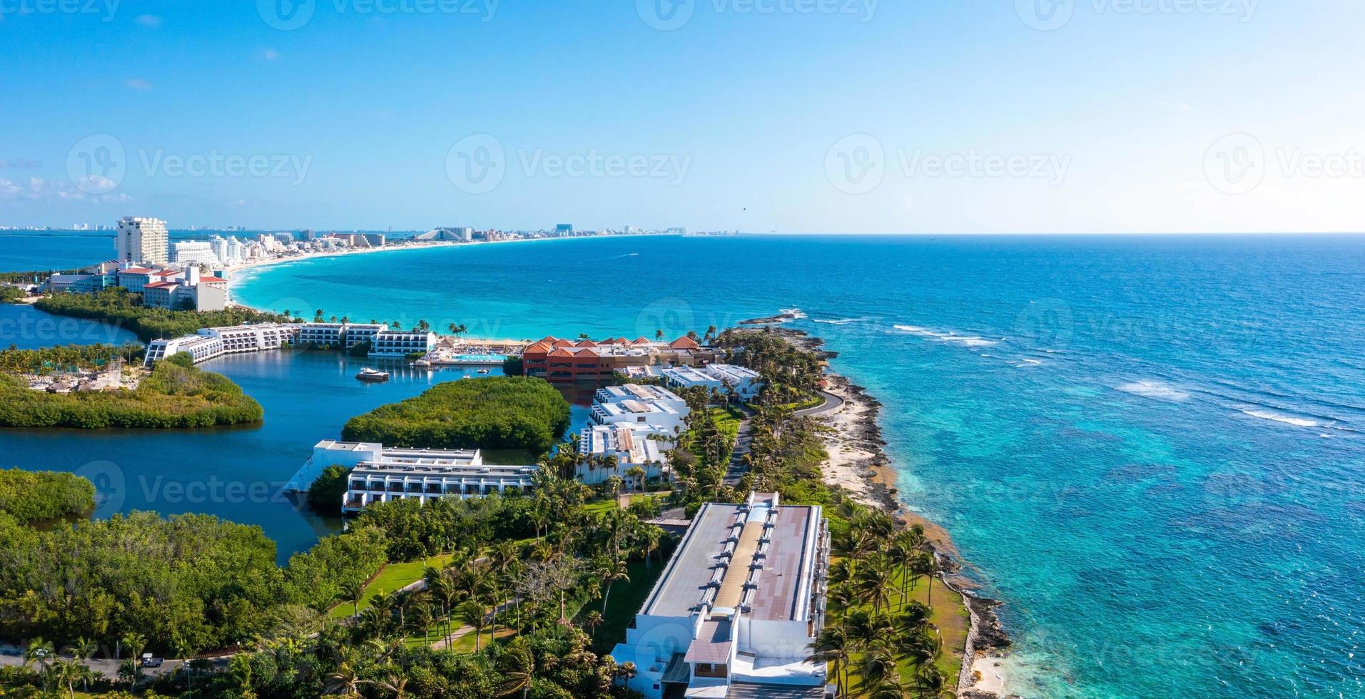 vista aérea de la playa punta norte, cancún, méxico. foto