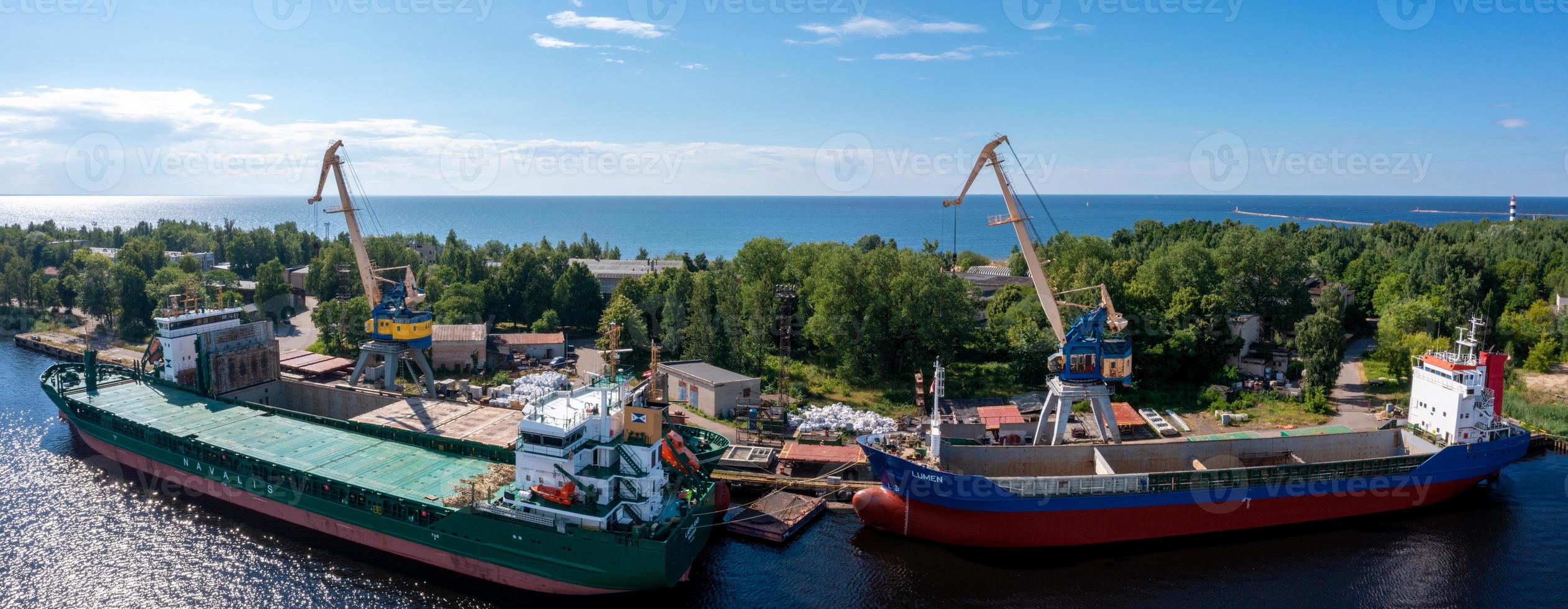 Riga, Letonia. 10 de junio de 2021. Se está renovando un buque de carga en dique seco flotante foto