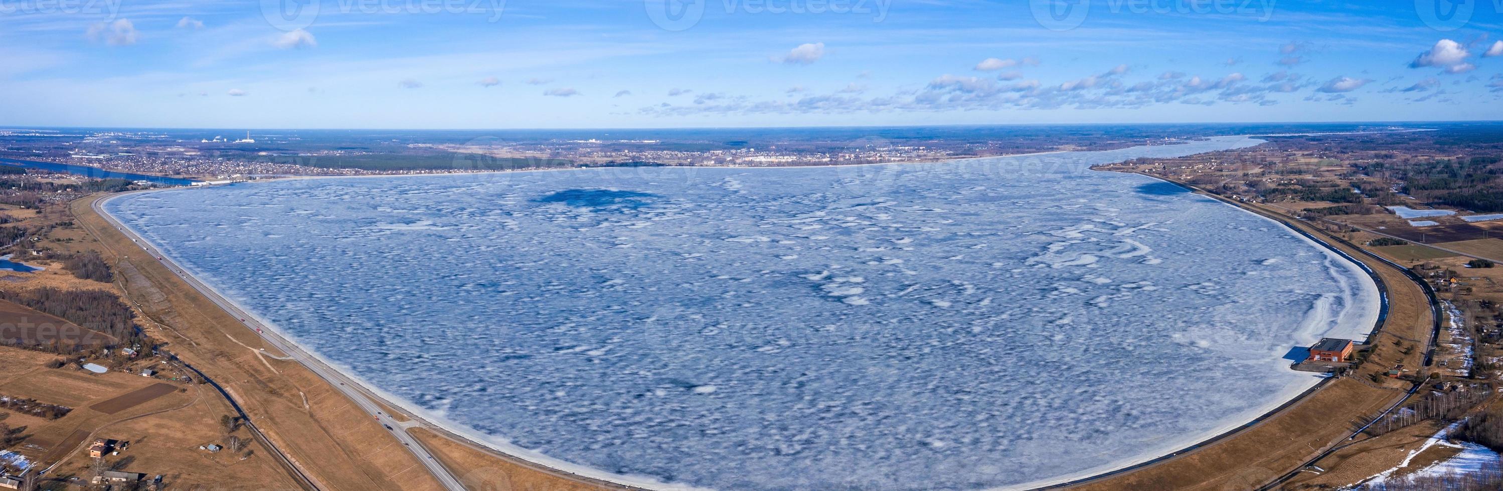 vista aérea de invierno de la enorme presa en letonia cerca de la ciudad de salaspils y riga. un enorme embalse de agua y río daugava. planta eléctrica hidroeléctrica. foto