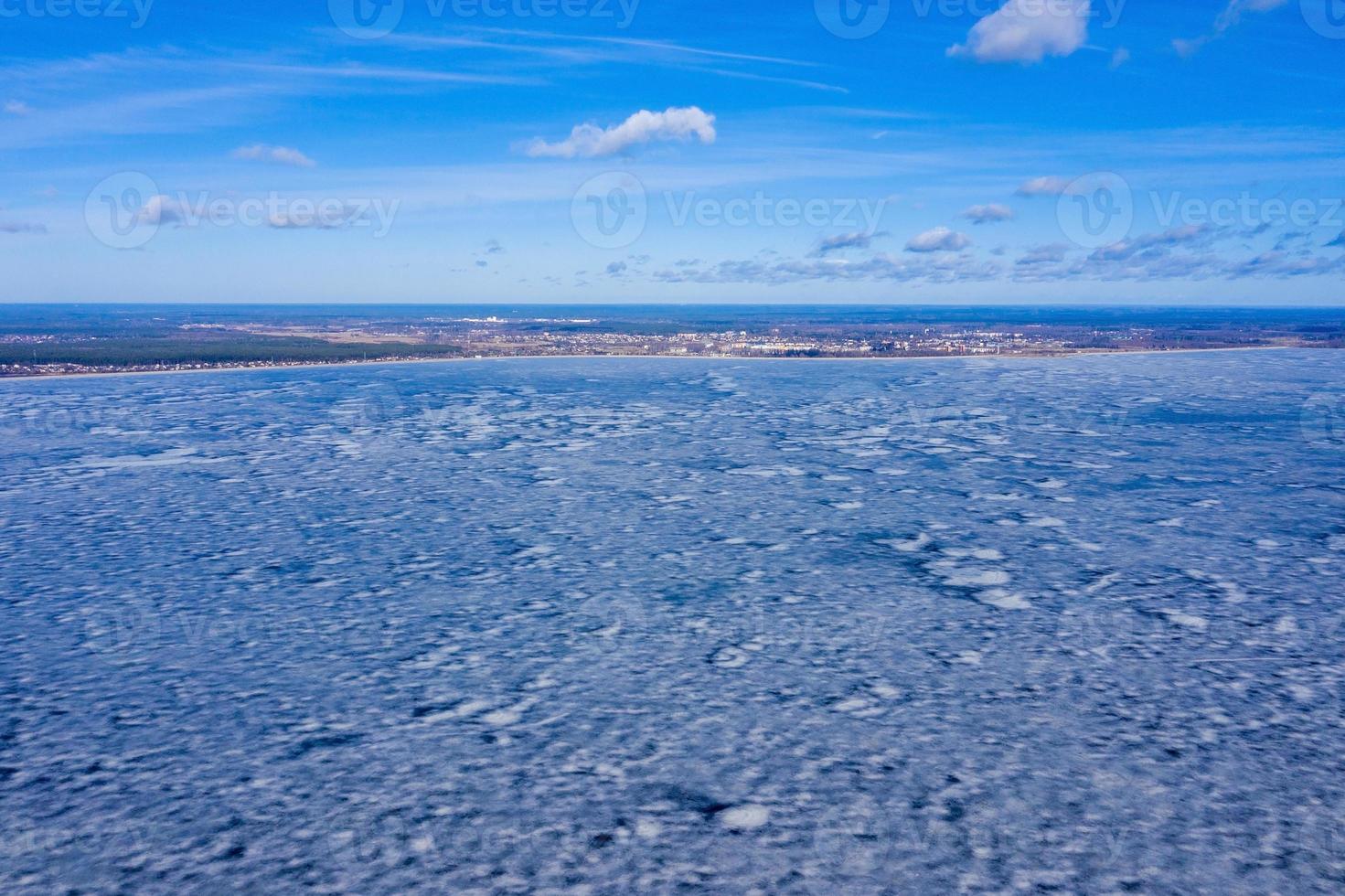 vista aérea de invierno de la enorme presa en letonia cerca de la ciudad de salaspils y riga. un enorme embalse de agua y río daugava. planta eléctrica hidroeléctrica. foto