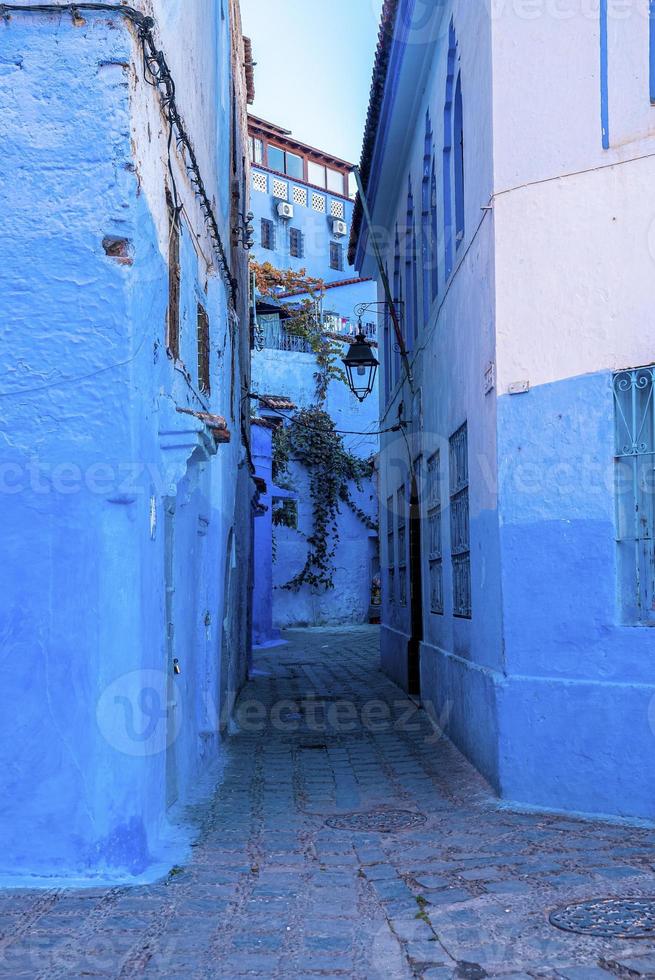la famosa casa de color azul con estructura tradicional a ambos lados del estrecho callejón foto