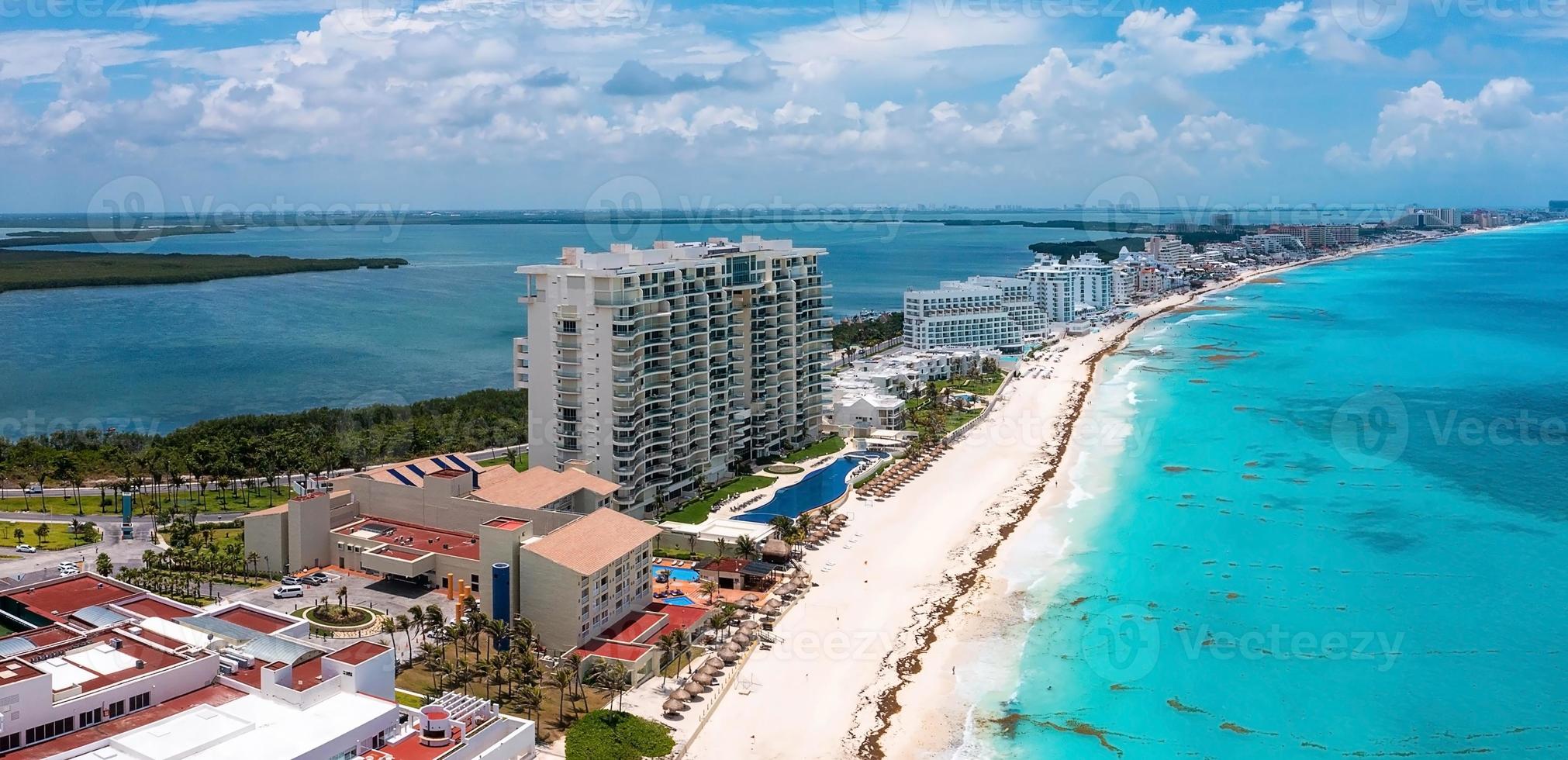 volando sobre la hermosa zona de playa de Cancún. foto