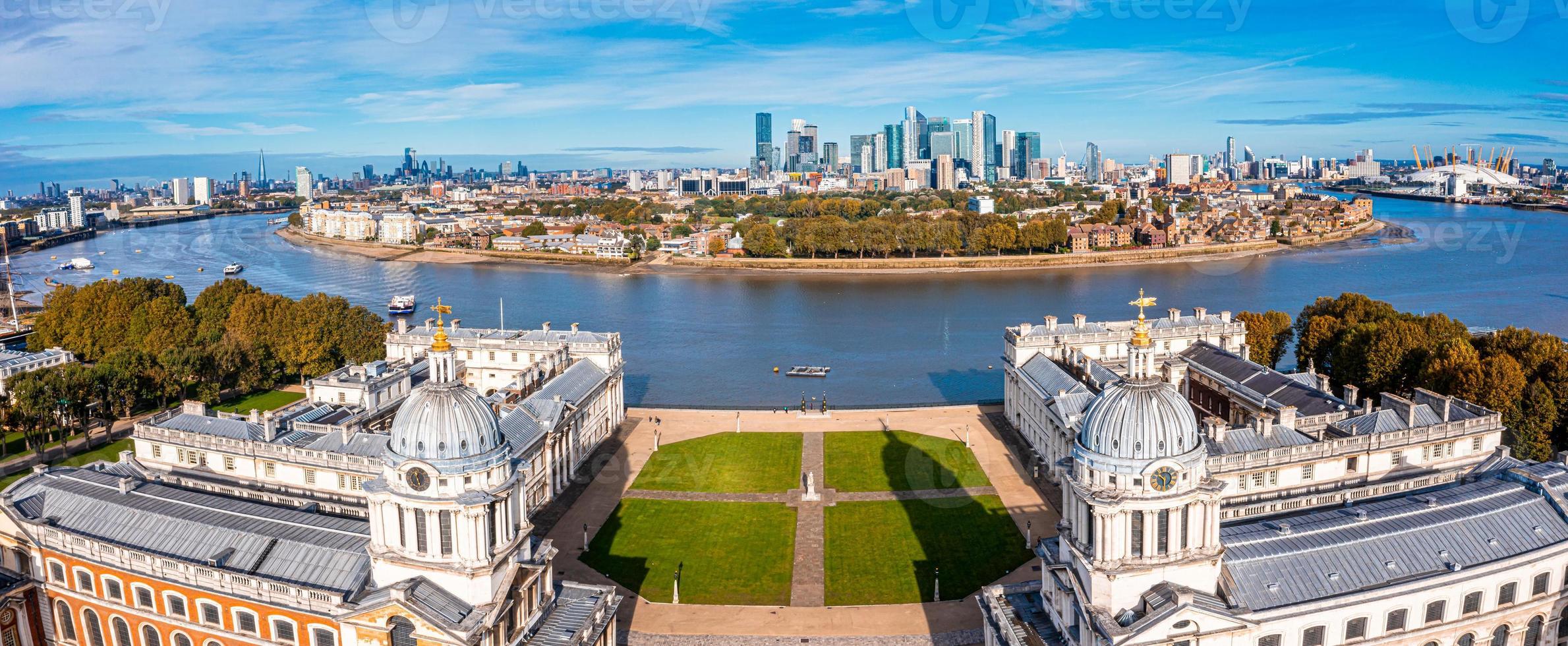 Vista aérea panorámica de la antigua academia naval de Greenwich junto al río Támesis foto