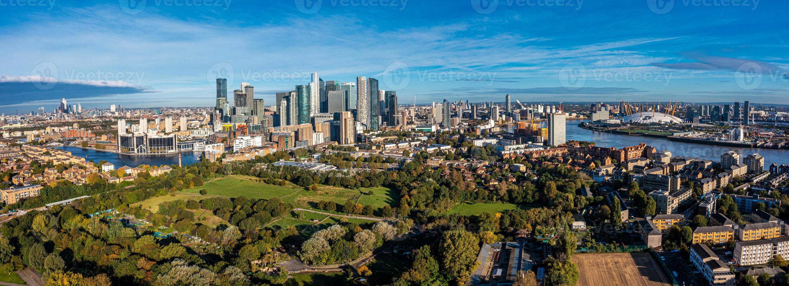 vista panorámica aérea del distrito financiero de canary wharf en londres, reino unido. foto