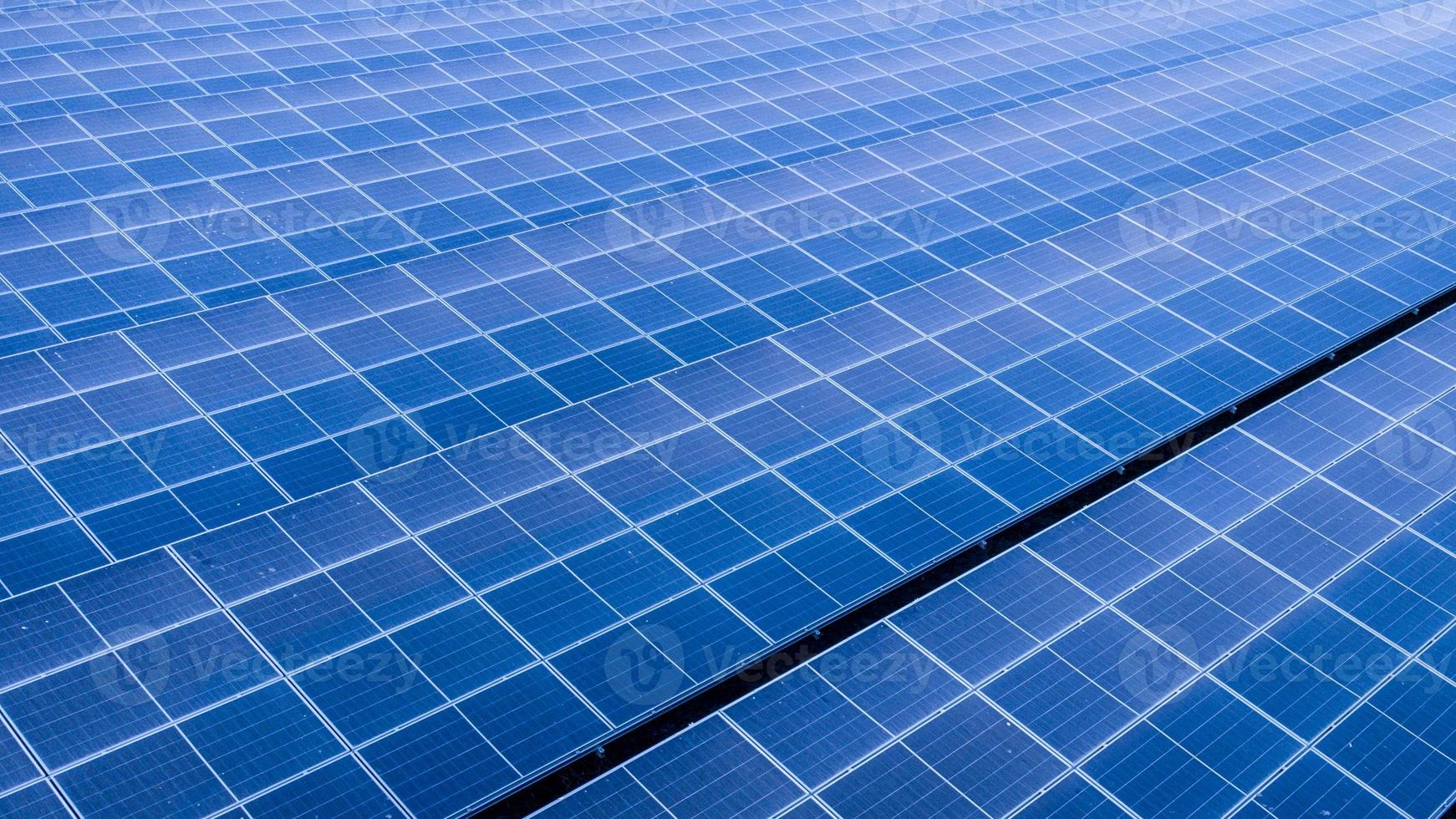 célula solar en la granja solar. concepto de energía verde sostenible al generar energía a partir de la luz solar. foto