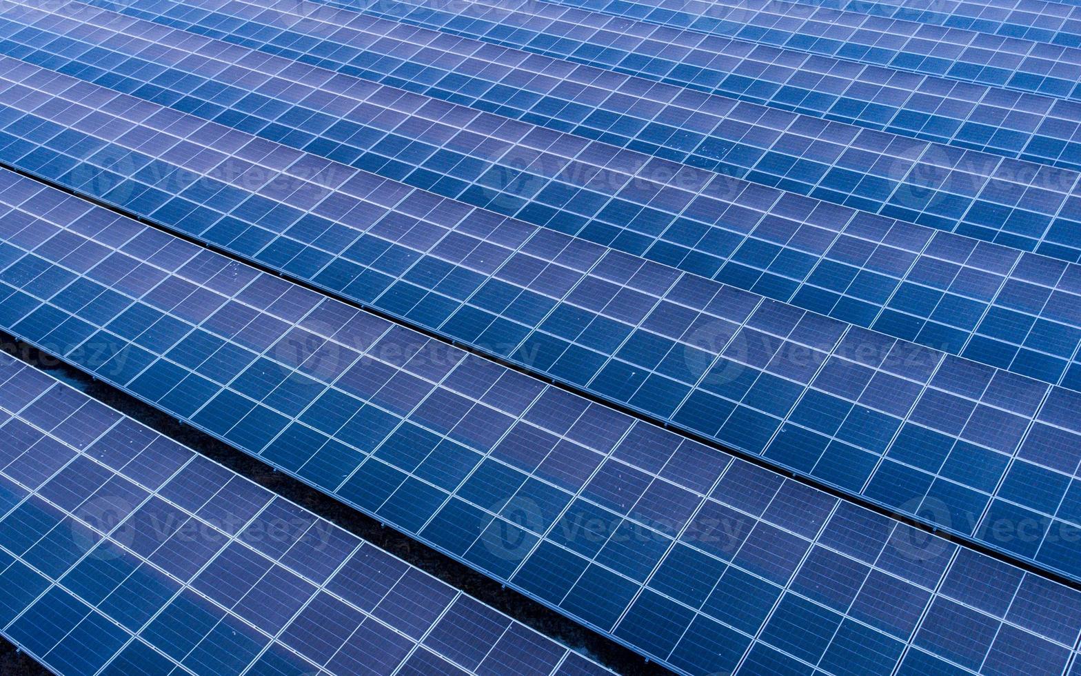 célula solar en la granja solar. concepto de energía verde sostenible al generar energía a partir de la luz solar. foto