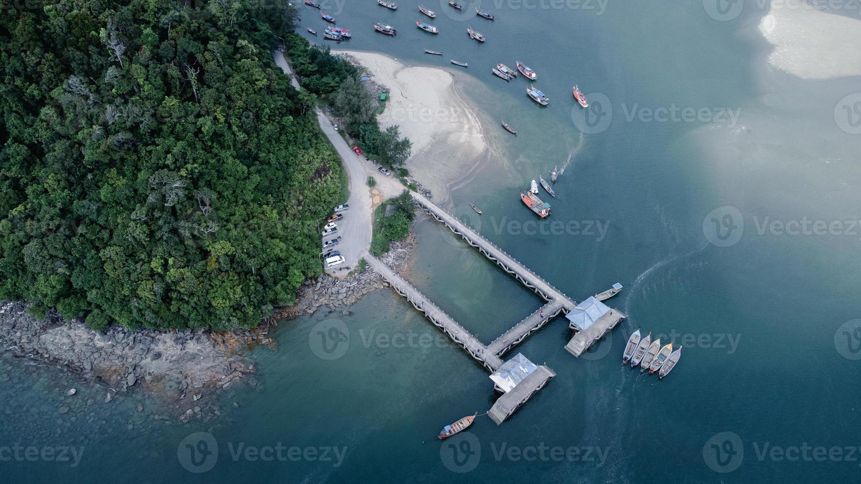 muelle del parque nacional laem son en el distrito de kapur, ranong, tailandia desde una vista aérea por un dron. foto