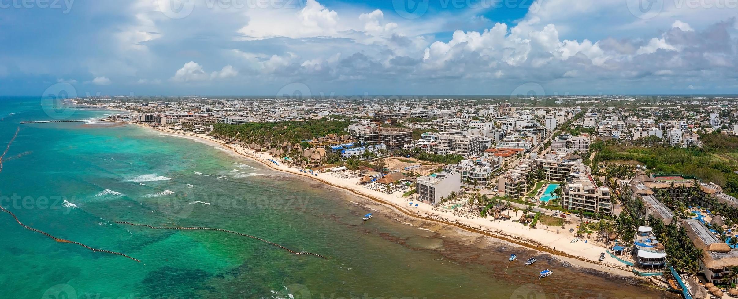 vista aérea de la ciudad de playa del carmen en méxico. foto